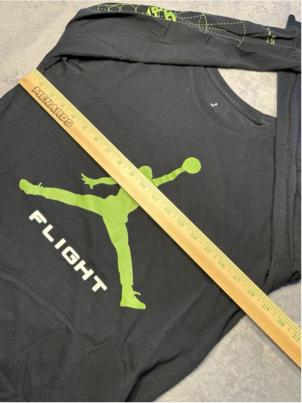 Jordan’s Men’s Medium LongSleeve T-Shirt – Sportswear Altitude Black/Green